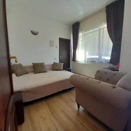 左巴别墅酒店 招待所 3*